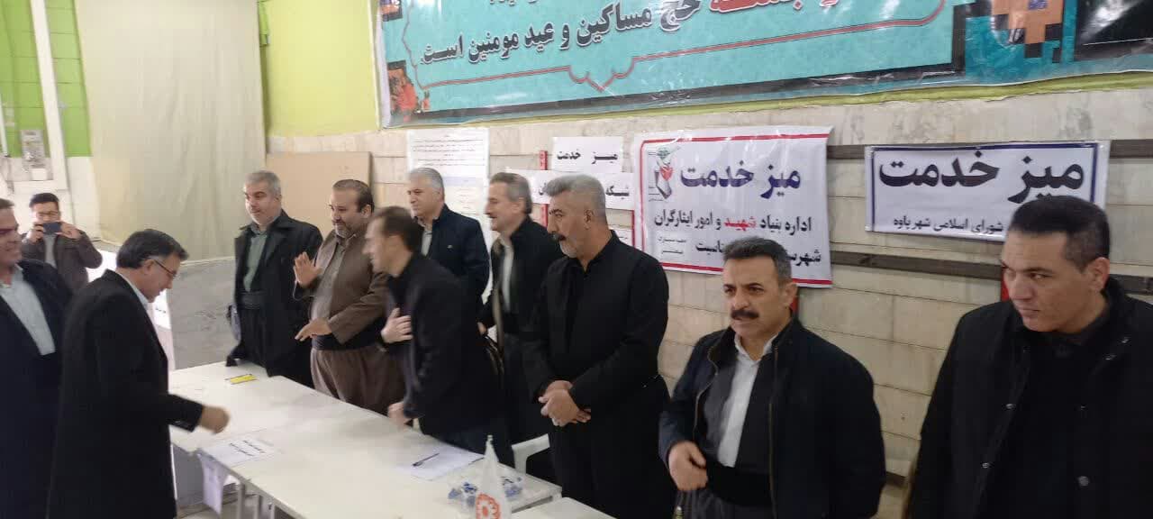 برپایی میز خدمت دستگاه‌های اجرایی در مسجد جامع پاوه