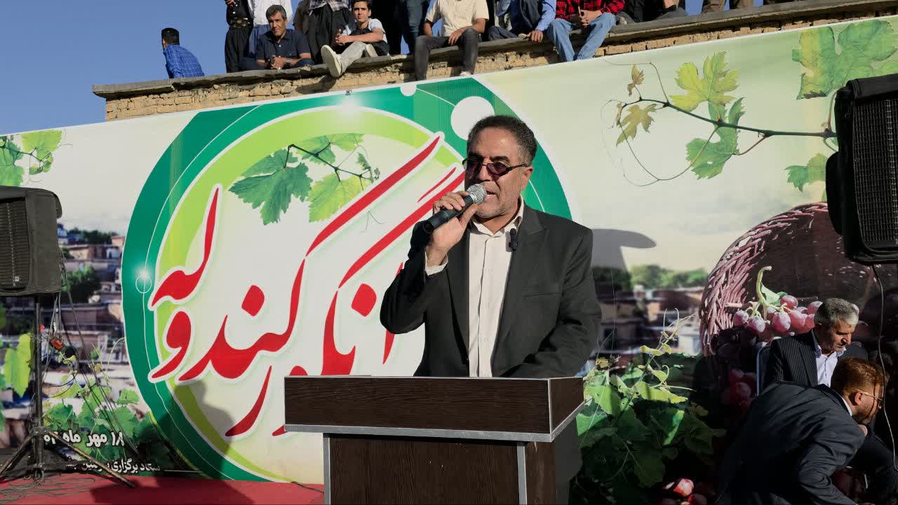 جشنواره انگور کندوله در بخش دینور با حضور بیش از هفت هزار نفر برگزار شد