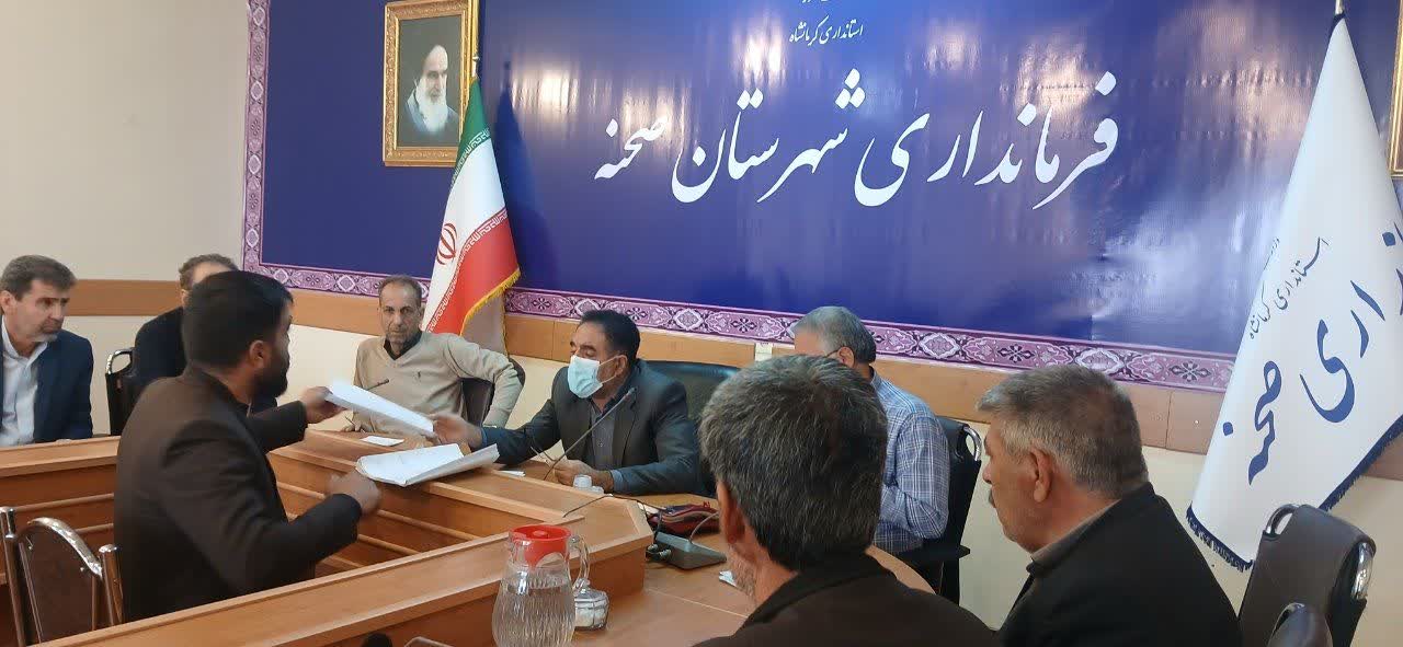 ملاقات مردمی عباداله کنجوریان فرماندار صحنه با مردم شریف شهرستان، امروز در سالن اجتماعات فرمانداری برگزار شد.